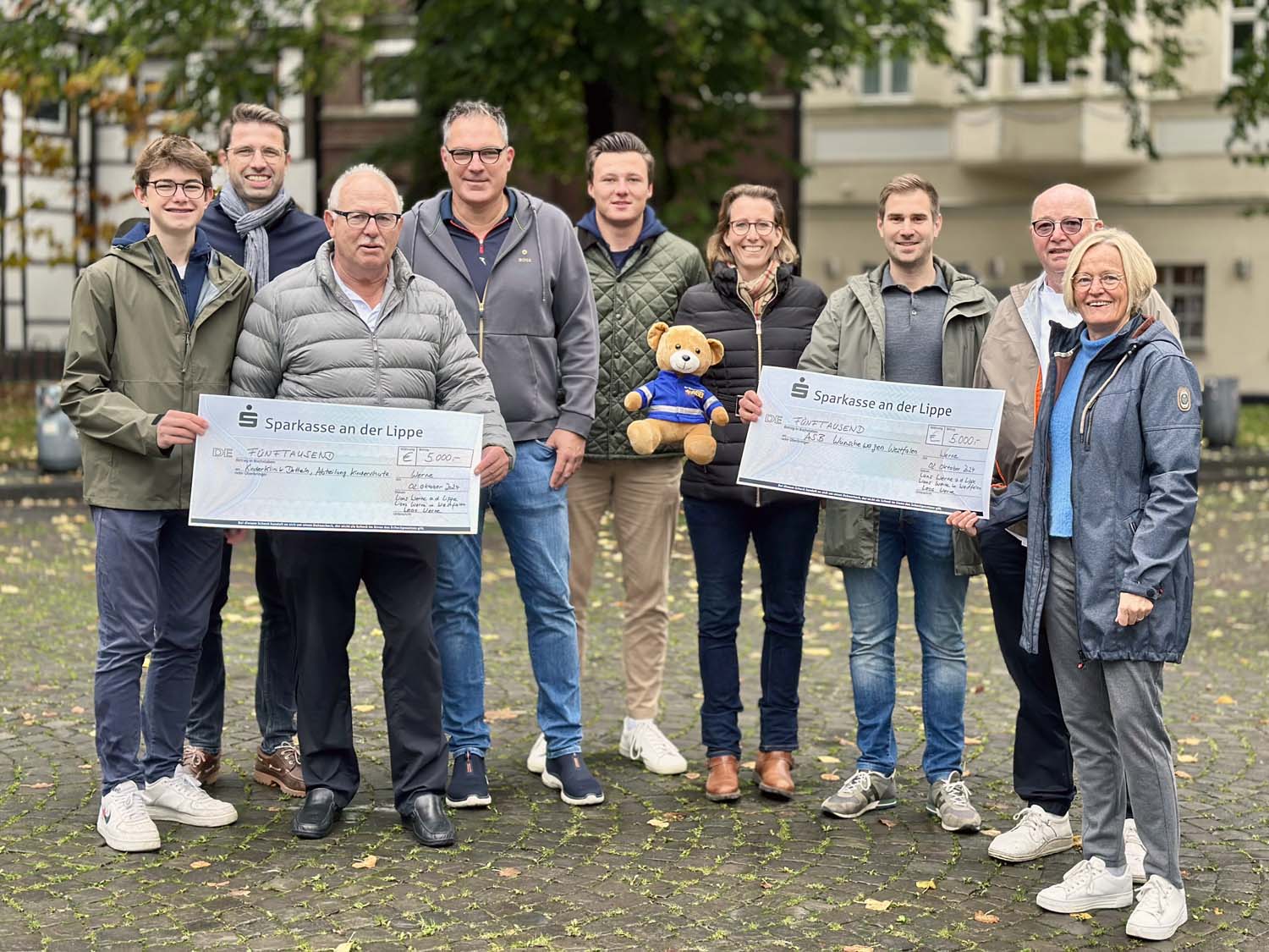 Die heimischen Lions Clubs gaben das Ergebnis des gemeinsamen Feierabendmarktes bekannt. 10.000 Euro sind für den guten Zweck zusammen gekommen. Foto: Lisa Pläster