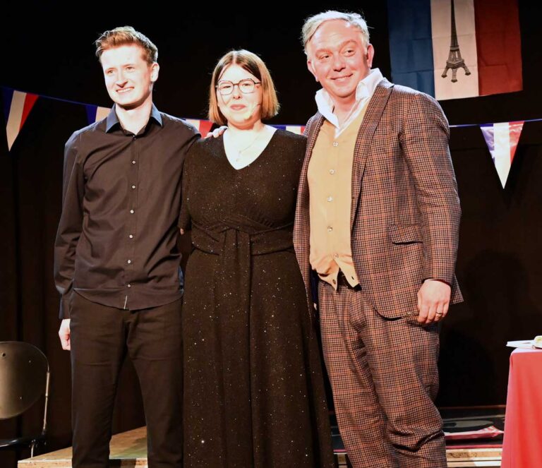 Hannes Brakensiek (Piano), Ella Bierfreund (Gesang) und Olaf Salié gestalten den Chanson-Abend. Foto: privat  