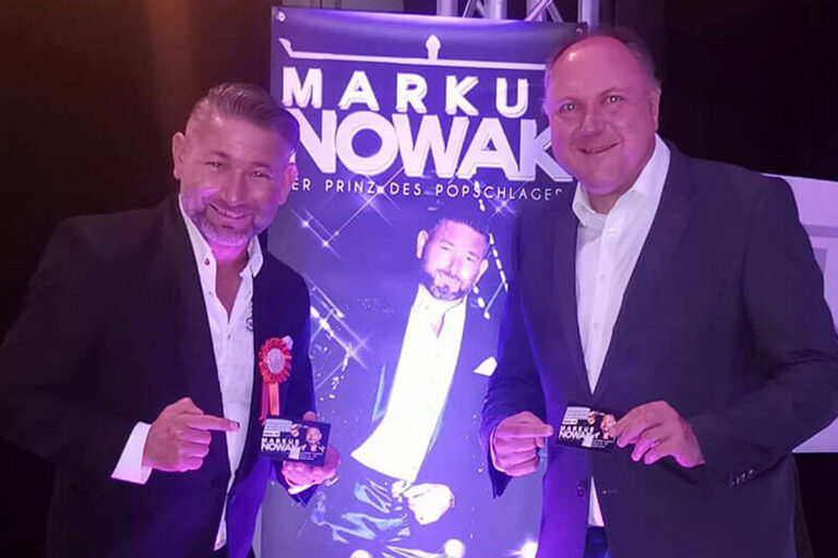 Markus Nowak (l.) bringt am Samstag, 12. Oktober, den Saal der Gaststätte Tingelhoff zum Beben. IWK-Präsident Michael Holtmann lädt zur IWK-Schlagerparty ein.