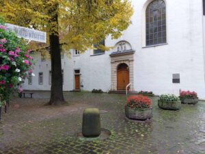 Der Klostervorplatz wird erneuert. Das beschloss die Politik. Fotos: Wagner