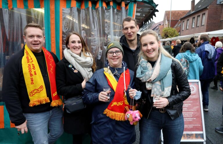 Zeitweise nasser Krammarkt zum Start in den letzten Sim-Jü-Tag