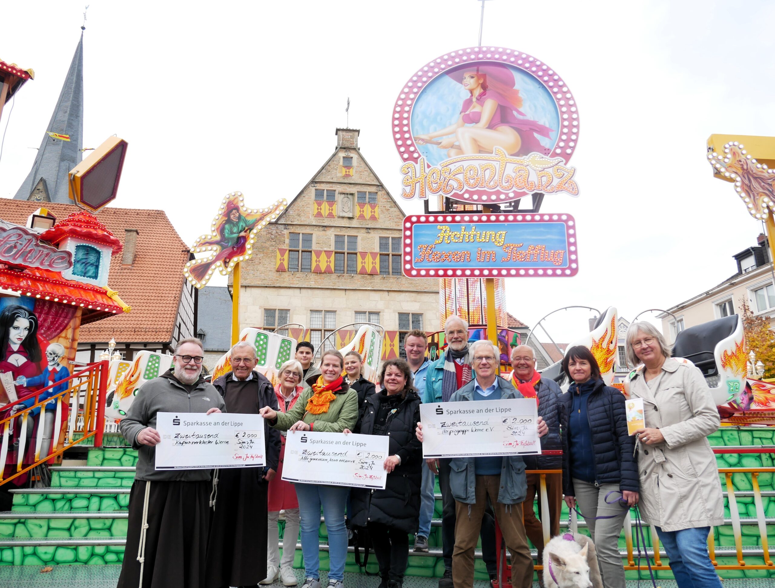 Das Sim-Jü-Fußballspiel 2024 kennt viele Gewinner. Am Montag wurden vor dem Hexentanz auf dem Markt die Spenden vergeben. Foto: Gaby Brrüggemann