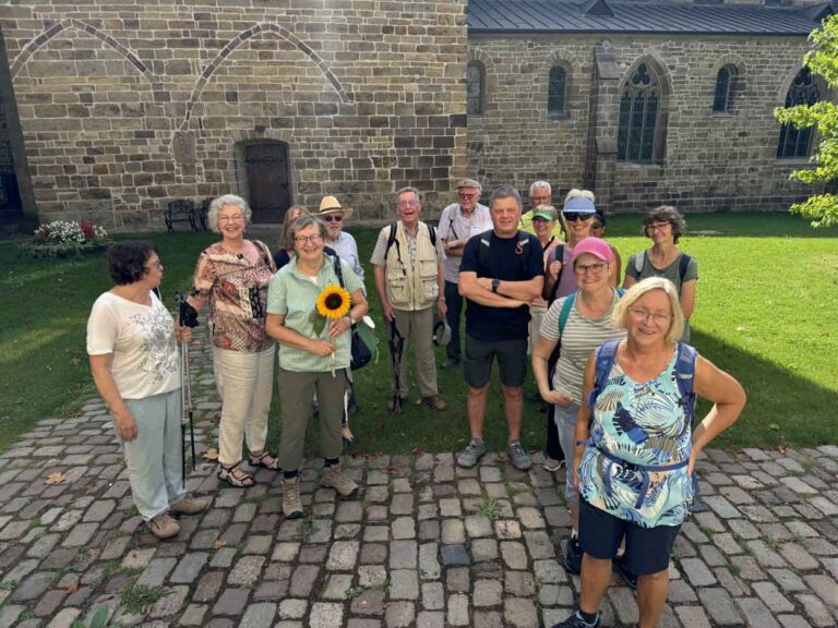 An der Stiftskirche Cappenberg wurden die Pilger von der Historikerin Dr. Anna Blumberg (2. von links) empfangen. Der Aktionstag wurde von der Vorsitzenden des Fördervereins Jakobsweg Werne, Gabriele Kranemann (mit Sonnenblume), geleitet. Foto: Kramer