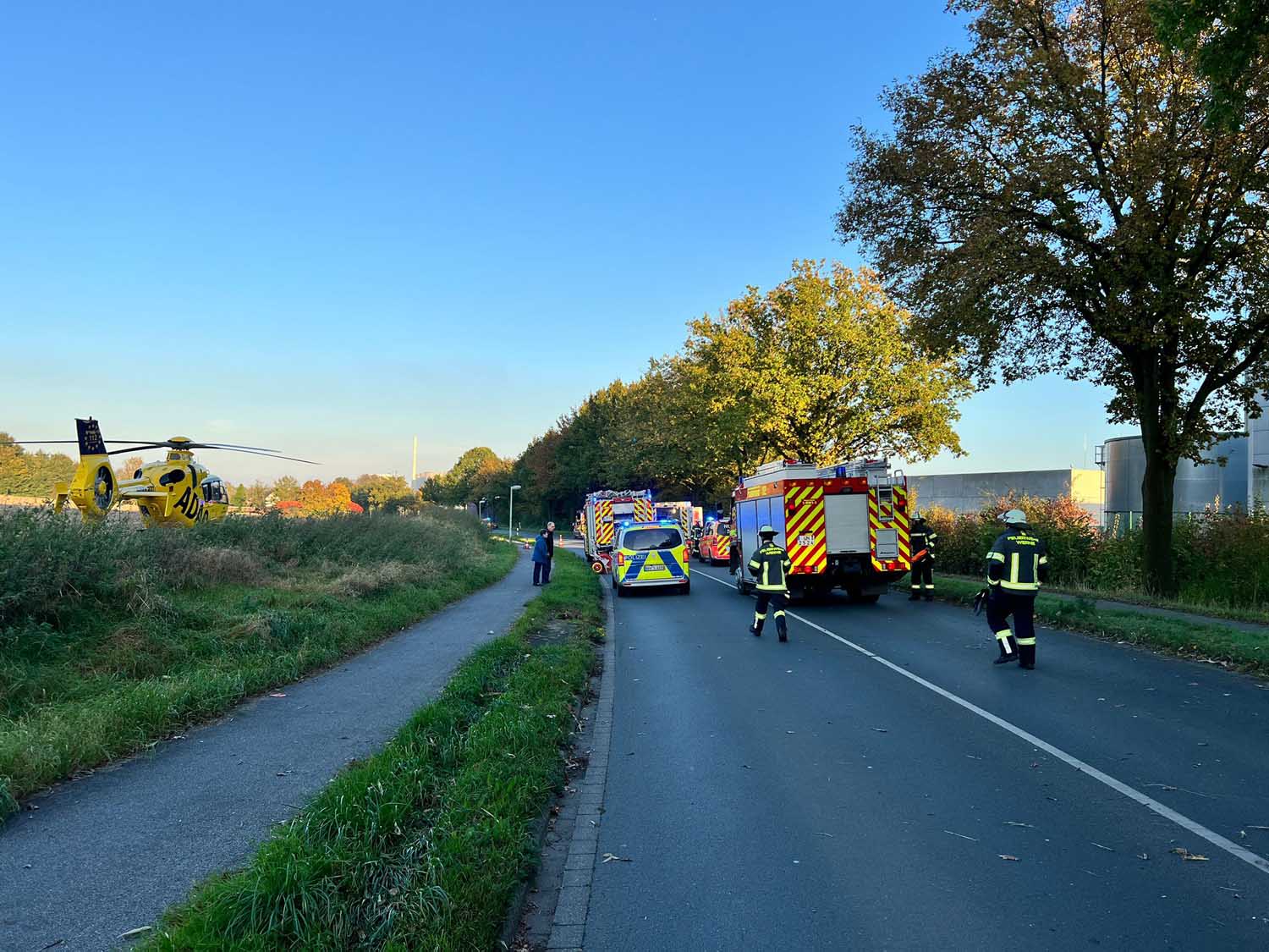 Ein PKW hatte sich auf Höhe des Gewerbegebietes Brede überschlagen. Während der Unfallaufnahme wurde die Stockumer Straße gesperrt. Fotos: FFW