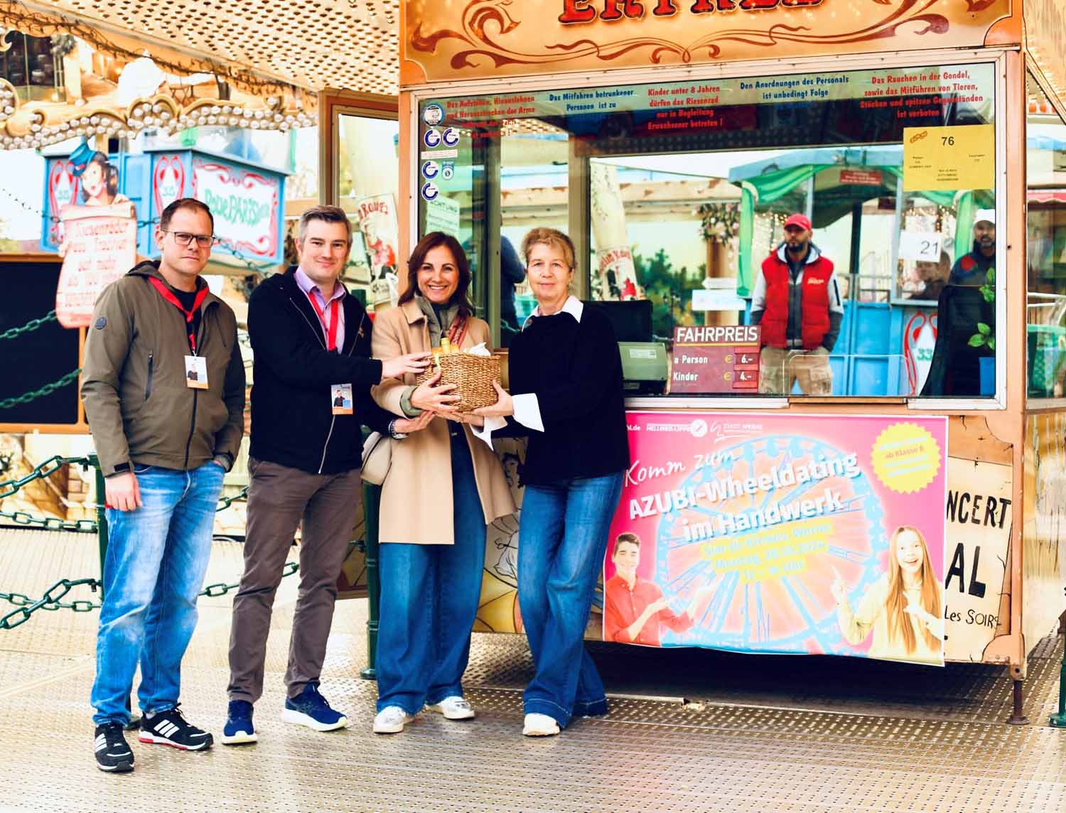 Freuten sich über die gelungene Berufsinformation im Riesenrad (von links): Jens Mayert, Kein Güner (beide Kreishandwerkerschaft, Justine Antoschak (Wirtschaftsförderung Werne) und Susanne Burghard (Riesenrad Roue Parisienne). Foto: WiFö Werne