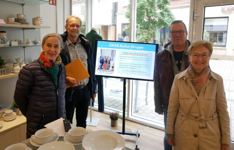 Mit einer Diashow im Schaufenster von Düt und Dat wollen die Werner ZWAR-Gruppen neue Interessierte gewinnen, berichteten Renate Link-Krämer, Dr. Heinrich Tröster, Peter Voß und Barbara Schaewitz an Ort und Stelle. Foto: Gaby Brüggemann