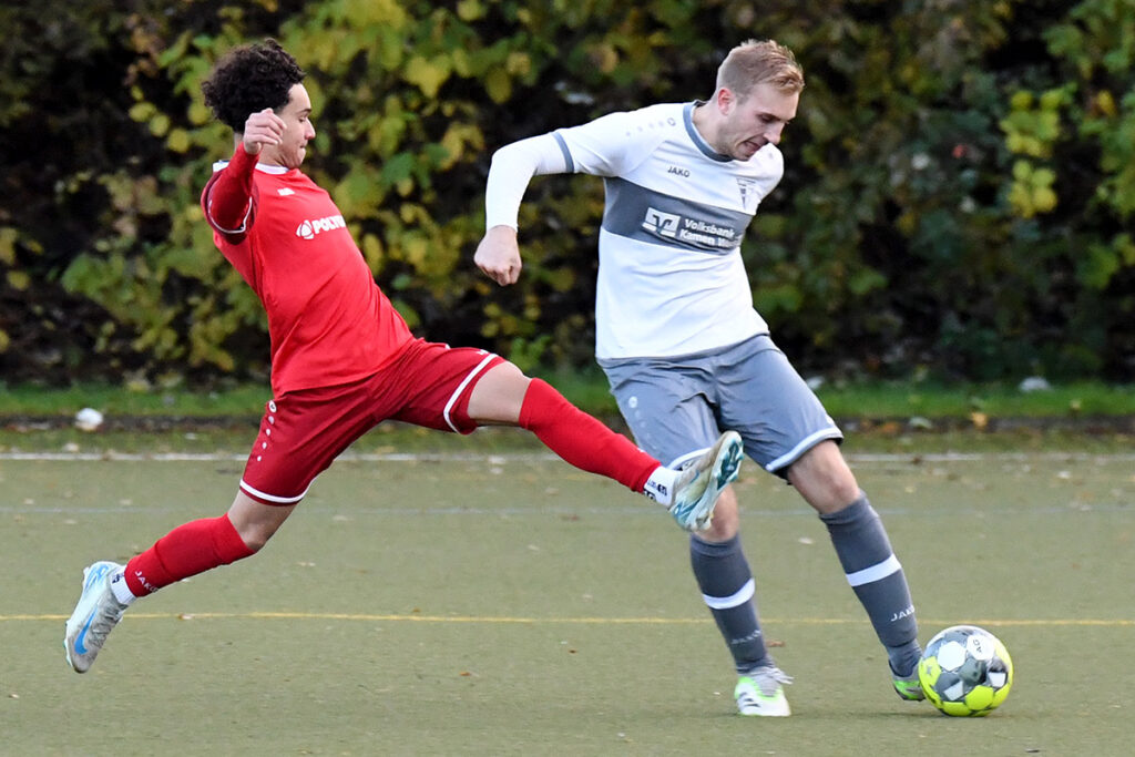 Mit Ruhe und Übersicht klärt Nico Holtmann gegen Cris Ojo. Foto: MSW