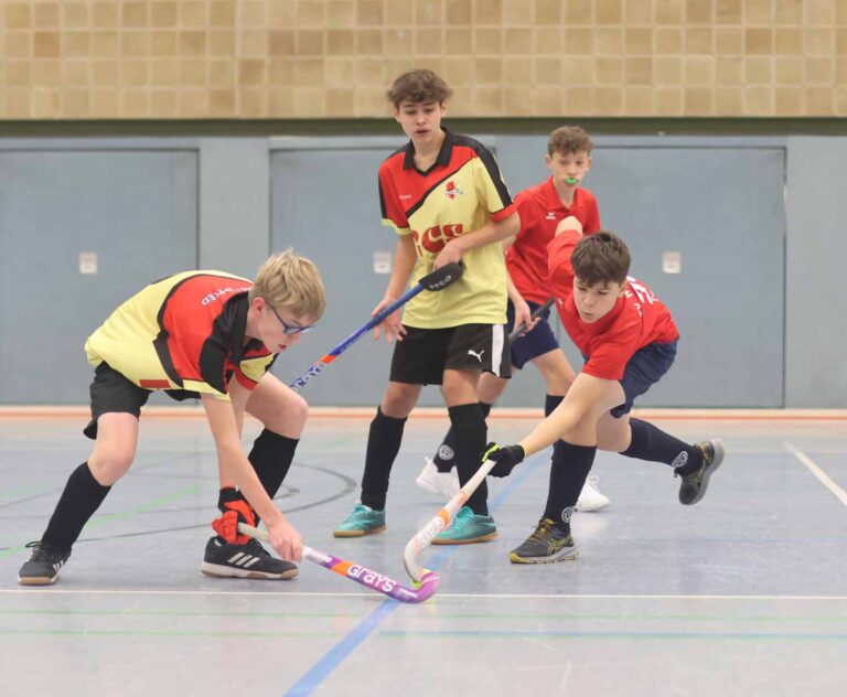 Vom TV Werne (rote Trikots) behielten Nannic Lüttmann (vorne) und Simon Christ klar die Oberhand gegen Außenseiter Hockey United mit Marius Heimann (links) und Gabriel Wolter. Foto: Haag