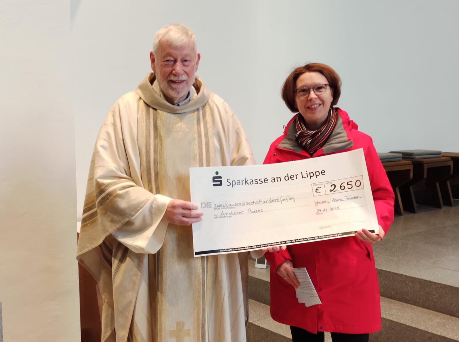 Stellvertretend für das Organisationsteam und alle Mitwirkenden überreichte Mareike Gerundt den Spendenscheck an den Provinzial der Arnsteiner Patres, P. Martin Königstein. Foto: privat