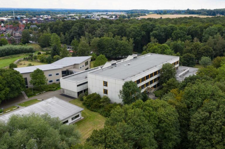 Zwischen Mensa (links unten) und Bestandsgebäude könnte das Anne-Frank-Gymnasium mit einem Anbau räumlich erweitert werden. Archivfoto: Kreativshooting / T. Schütte