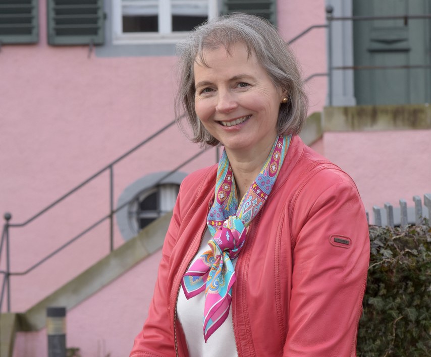 Dr. Anke Schwarze referiert am Gedenktag zum 9. November über Antisemitismus und den aktuellen Diskurs über Israel. Foto: Karin Hillebrand