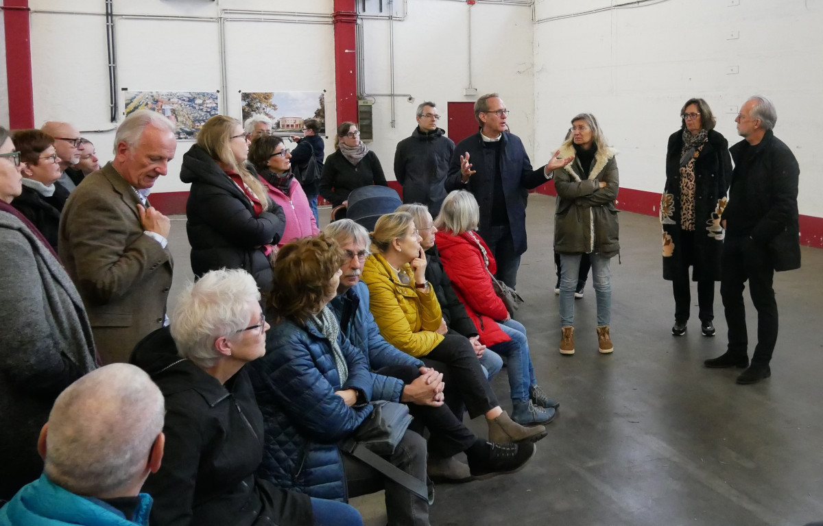 Die ehemalige Druckerei Beckmann soll sich in ein nachhaltiges und innovatives Wohnquartier verwandeln, erläuterten Michael Maas, Monika Bekmann, Karin Maas und Thiemo Audick (.l.) Foto: Gaby Brüggemann