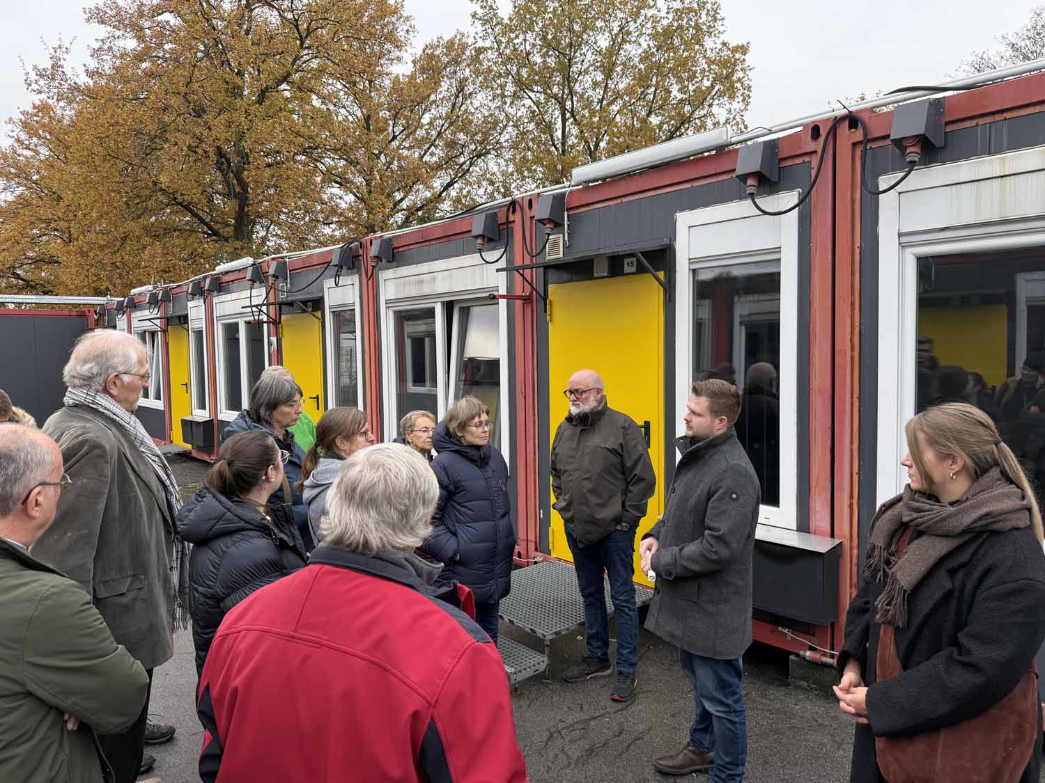 Tim Hummel von der Bezirksregierung Arnsberg führte Vertreter der Flüchtlingsarbeitskreise und der Politik durch die Unterkunft. Foto: Stadt Selm