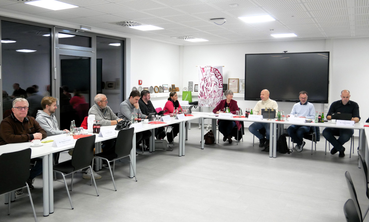 Nach einem informativen Rundgang durch das neue Feuerwehrgerätehaus in Stockum tagte der Bezirksausschuss an Ort und Stelle. Foto: Gaby Brüggemann