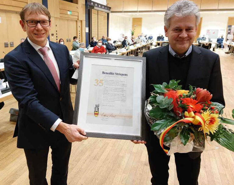 Bürgermeister Lothar Christ ehrt auf diesem Archiv-Foto hier Ratsherr Benedikt Striepens lanjähriges Engagement im Stadtrat. Der Ortsverband B´90/ Die Grünen geht mit ihm ins Rennen um Nachfolge des Amtsinhabers Foto: Wagner