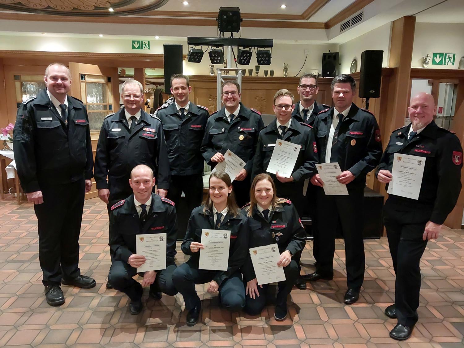 Die Geehrten im Löschzug Langern stellten sich mit der Leitung der Feuerwehr zum Gruppenbild auf. Foto: FFW