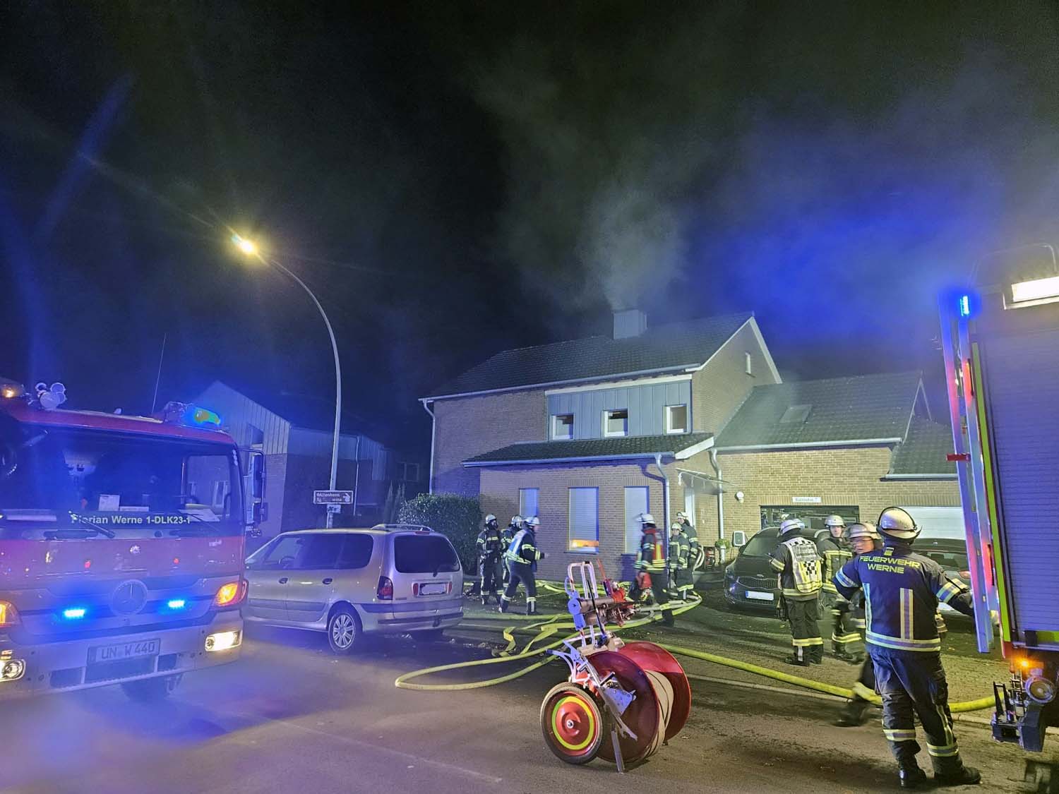 Einen über vierstündigen Großeinsatz an der Bahnhostraße hatte die Freiwillige Feuerwehr Werne am Montagabend zu meistern. Fotos: FFW