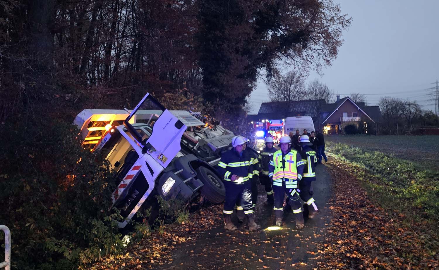 Ein Lkw war in Stockum in den Graben gerutscht. Die Feuerwehr war im Einsatz. Personen wurden nicht verletzt. Foto: FFW