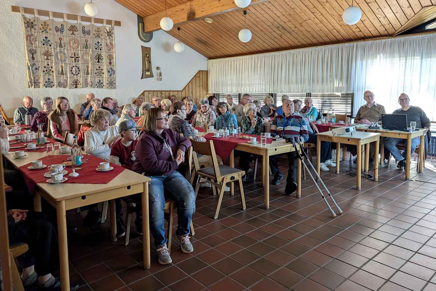 Viele Besucherinnen und Besucher waren der Einladung ins Pfarrheim Maria Frieden gefolgt. Foto: privat