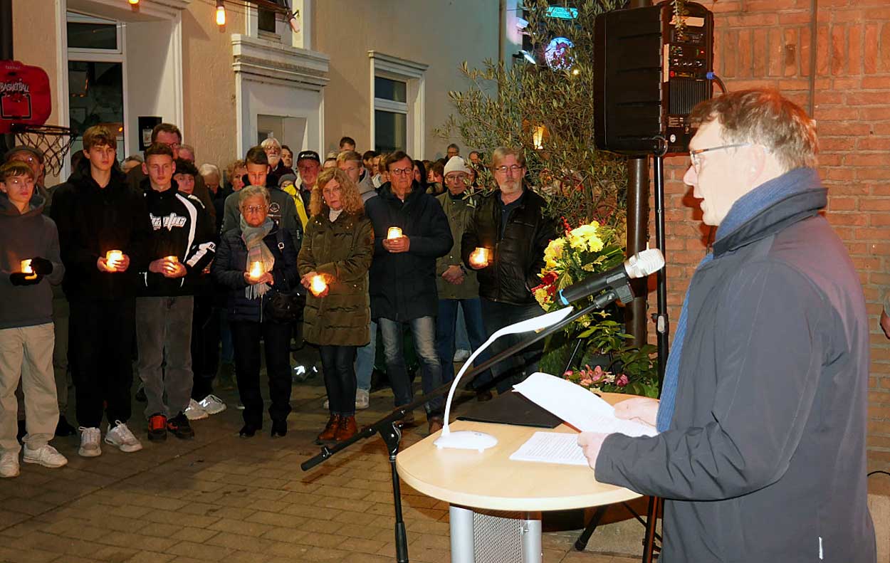 Zum Gedenken mit Kranzniederlegung an die Pogromnacht vom 9. November 1938 fanden sich viele Menschen ein. Fotos: Gaby Brüggemann