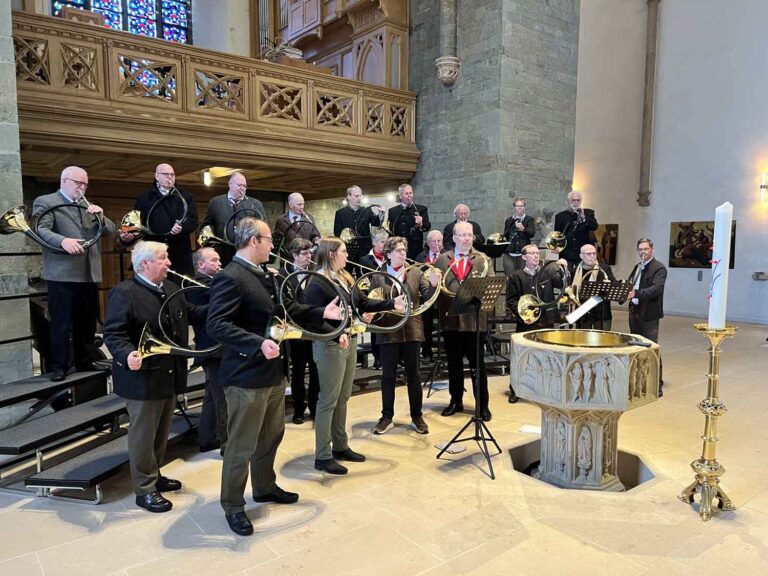 Die Parforcehornbläser aus Drensteinfurt und Warendorf erfüllten die Pfarrkirche mit kraftvollen Klängen. Foto: Beckhove