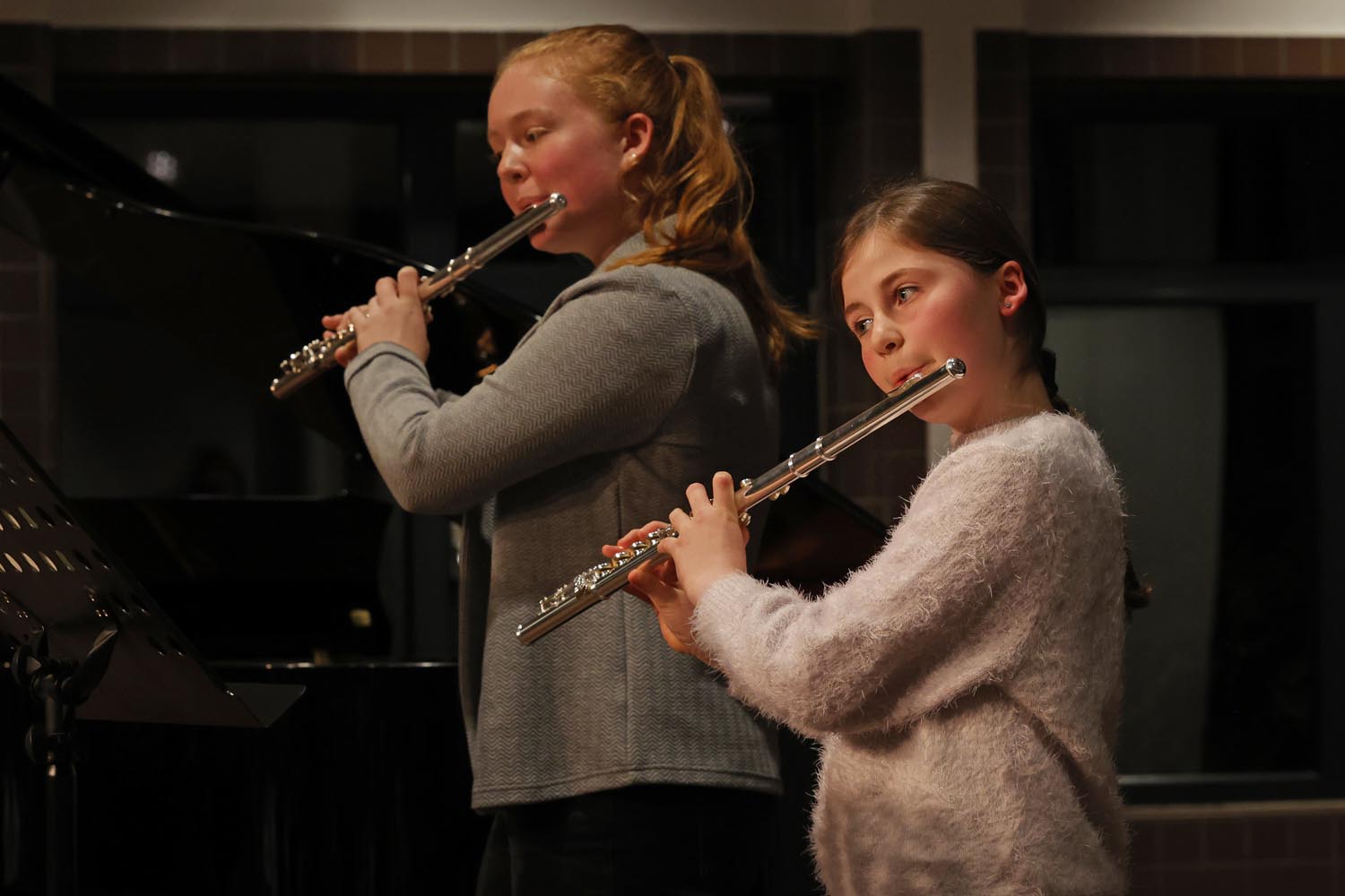 Emilia Wiewel (rechts( und Sophie Zihlke führten beim GSC-Herbstkonzert Florian Brambocks „Golden Jubilee“ als Querflöten-Duett auf. Fotos: Manuel von Harenne