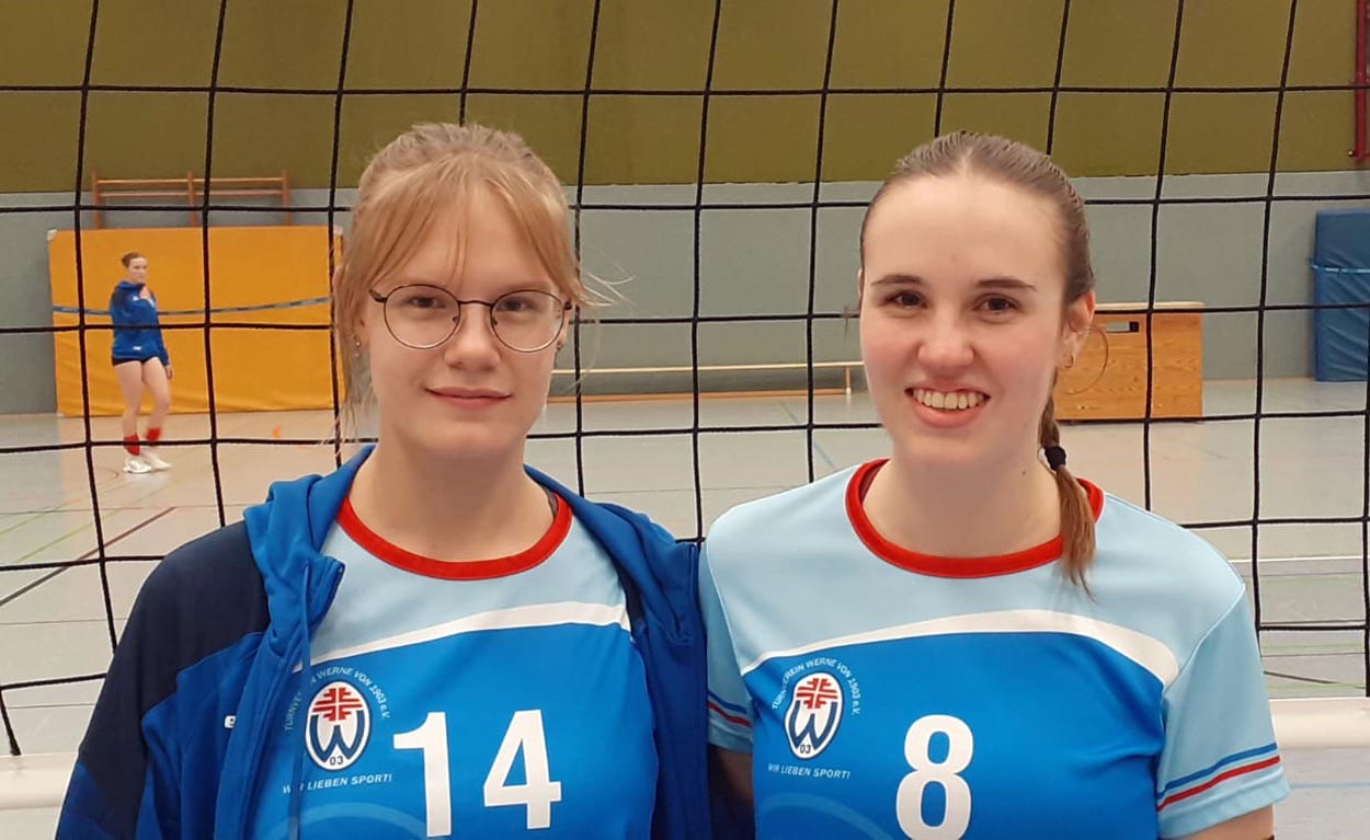 Nora Hamer (l.) und Carla Lexius feierten ihre Premiere im Oberliga-Team, konnten die Heimniederlage aber auch nicht verhindern. Foto: Kollhoff