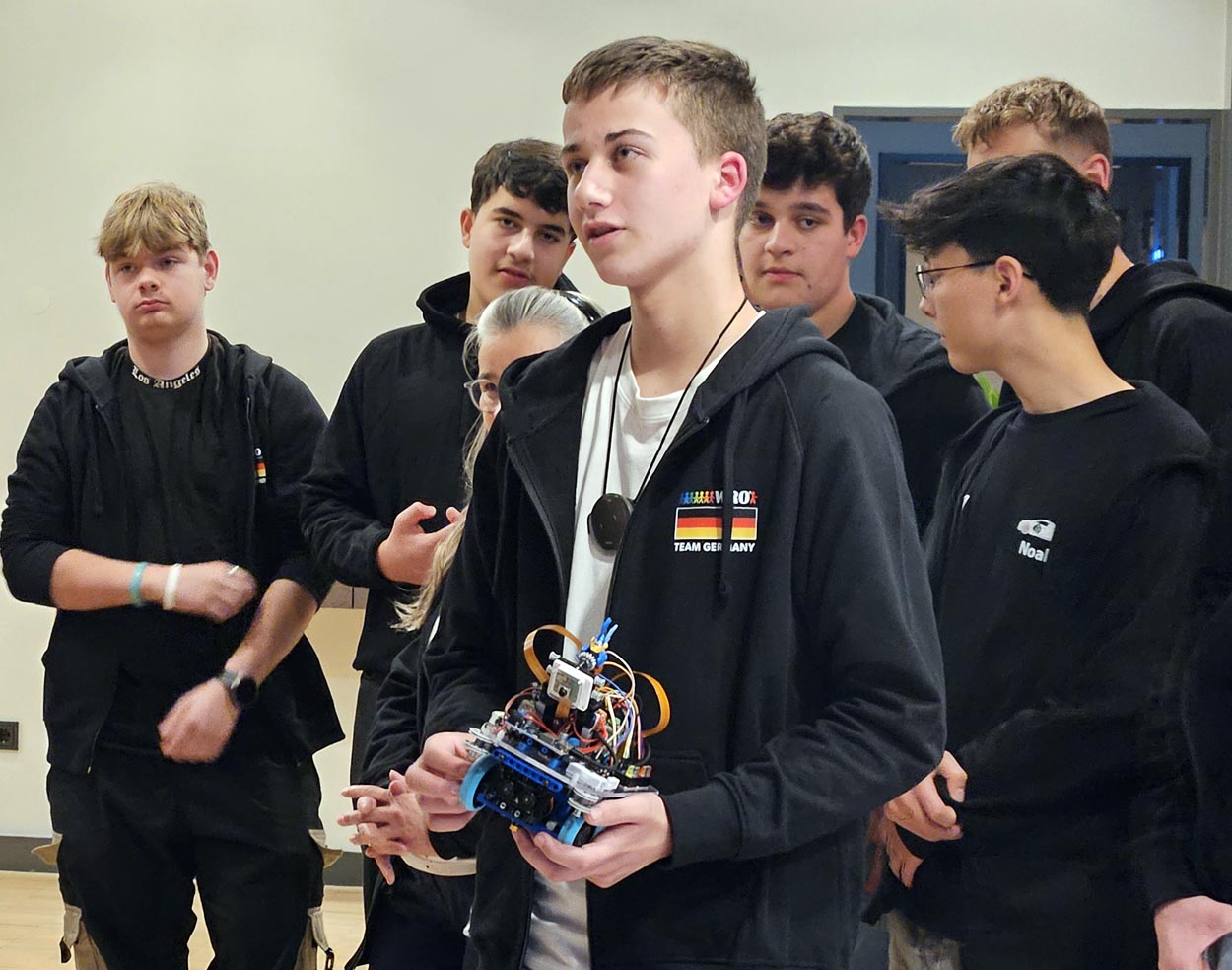 Die Roboter-AG der Geschwister-Scholl-Gesamtschule hinterließ Eindruck beim Rotary Club. Foto: RC Lünen-Werne