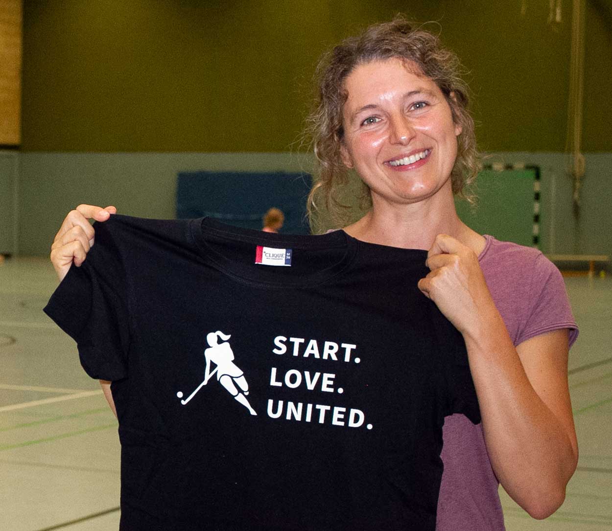 Streetworkerin Katrin Schnieders, hier 2021 bei einer gemeinsamen Sportveranstaltung mit Hockey United, ist seit zehn Jahren in Werne, verlässt nun aber bald die Lippestadt. Vorher wird noch groß gefeiert. Archivfoto: Isabel Schütte