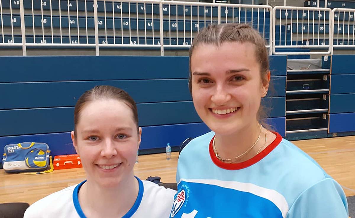 Theresa Rottmann (links) und Mira Struwe verloren mit den Werner Volleyballdamen deutlich beim UBC Münster. Foto: Kollhoff