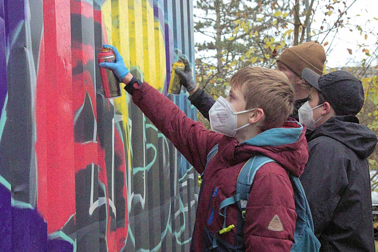 Dank junger Künstler verwandelte sich die bisher eher triste Wellblechwand am 