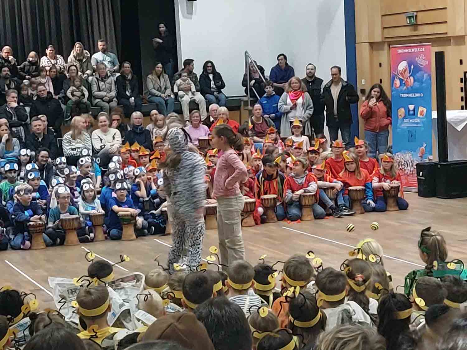 Mädchen und Jungen der Wiehagenschule führten gemeinsam das Stück „Trommelinho und die Farben dieser Welt“ im Kolpingsaal auf. Nicht nur Schulleiterin Nicola Buschkotte bekam Gänsehaut angesichts der fantastischen Darbietung ihrer Schülerinnen und Schüler. Foto: Wagner