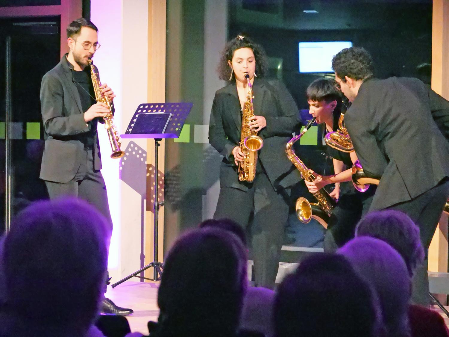 Ein Stück lebendiger Folklore aus der Heimat von Diego Dávila (Sopransaxophon), Fátima Alcázar (Altsaxophon), Inés González (Tenorsaxophon) und Ricard Martínez (Baritonsaxophon), von links. Foto: Schwarze