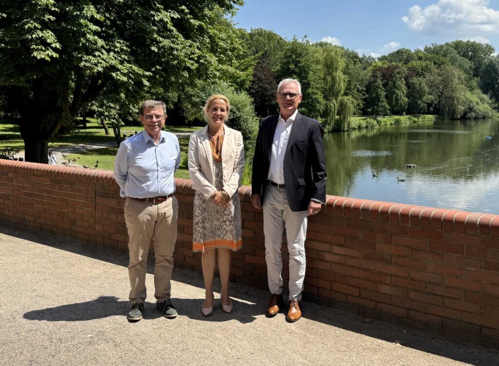 Der Vorstand des Vereins "mehrWerte - Gesellschaft für Dialog in der Region e.V." mit (von links) Dr. Jürgen Unruh, Prof. Dr. Ann-Marie Nienaber und Dr. Thomas Willerding. Foto: privat