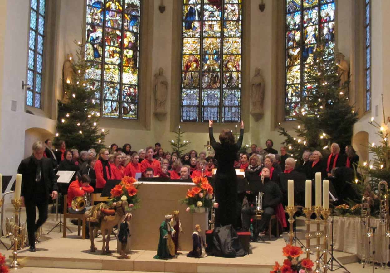 Unter der Leitung von Dagmar Borowski-Wensing führen Werner Chöre sowie Gastsänger, Solisten und das Rheinische Oratorien-Orchester das Weihnachtsoratorium von Bach in St. Christophorus auf. Foto: msw