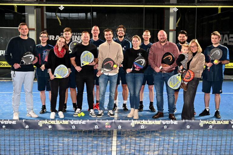 Die Padel-Mannschaft der Hellweg-Werkstätten Kamen (hintere Reihe) kann in den Wintermonaten in der Padelbase Werne trainieren. Mit dem Team freuen sich (vordere Reihe v.l.) Kevin Holtrup, Maike Klein, Nicolas Hirsch, Markus Janowczyk, Katharina Hirsch, Marcel Grabowski, Simone Hirsch und Finn. Foto: MSW