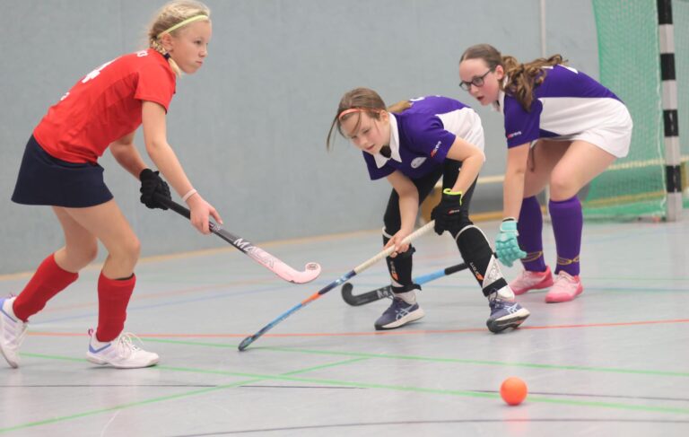 Lena Klincke (rotes Trikot) entschied mit ihrem Tor zum 1:0 das Spiel gegen die "Positive Hockey Girls" (United/Paderborn), hier mit Anna Gollnick (vorne) und Hilla Blecher. Foto: Raphael Haag