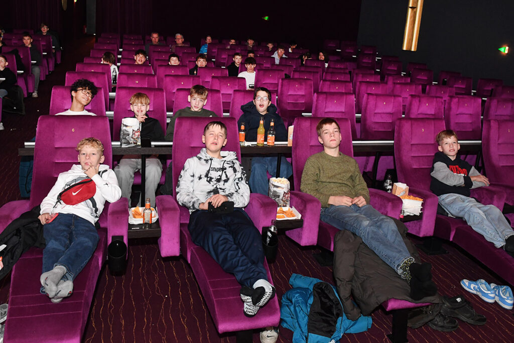 Bequem gemacht hatten es sich die jungen Kinobesucher im großen Saal des CapitolCinemaCenters.  Foto: WSC