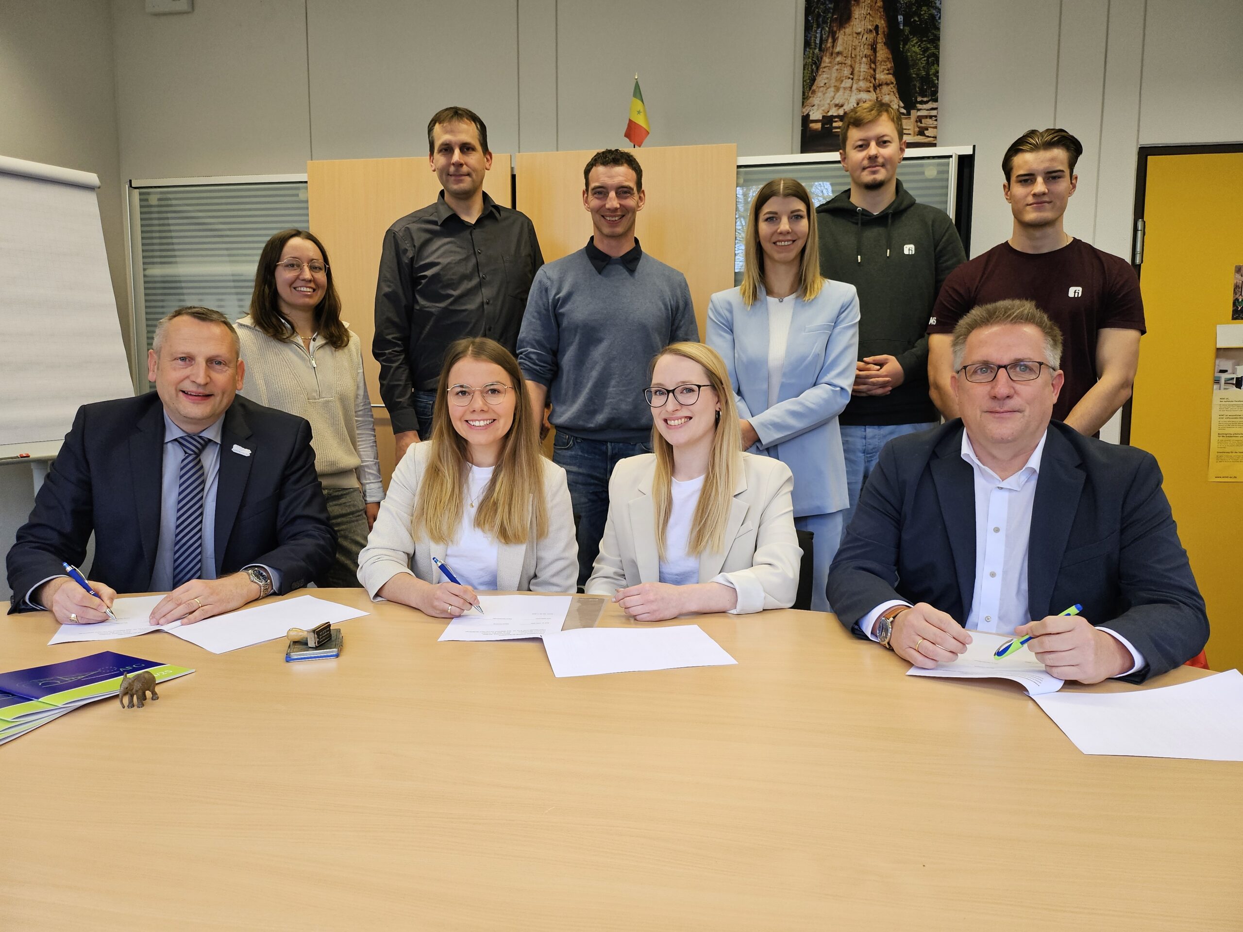 Der Kooperationsvertrag zwischen AFG, der Hochschule Weserbergland und Finanz Informatik ist unter Dach und Fach. Das Bild zeigt von links: Marcel Damberg, Alina Möllenbrink, Diana Gerstberger und Prof. Peter Britz (sitzend) sowie Laura Nowak, Maik Bäumer, Marius Gregg, Annika Siegmann sowie die dual Studierenden Jannis Rott und Carlo Ehrenheim (stehend). Foto: Lara Wollenhaupt