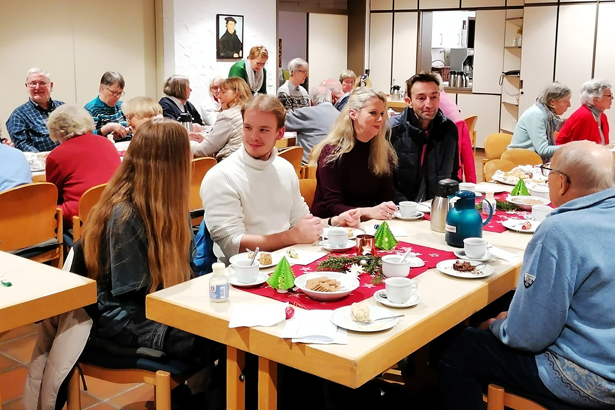 Nach einem kunstgeschichtlichen Vortrag ließen sich die Teilnehmer der Weihnachtsfeier Kaffee und Kuchen schmecken. Foto: Schwarze