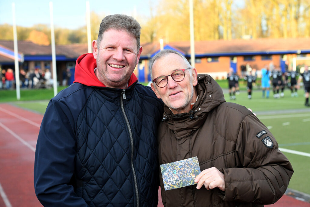 Vor der Partie gegen Dorsten-Hardt bedankte sich WSC-Fußball-Vorsitzender Dirk Abdinghoff (l.) mit einem Gutschein bei Andreas Zinke. Der langjährige WSC-Trainer unterstützte den Trainerstab und Interims-Coach Sebastian Schnee.  Foto: MSW 