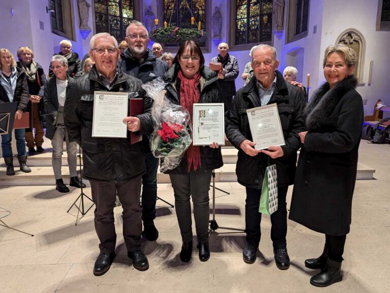 Im Anschluss an das stimmungsvolle Adventskonzert wurden langjährige Mitglieder des Chores für ihre Verdienste und Treue geehrt. Pfarrdechant Jürgen Schäfer (2. v.l.) und Chorleiterin Kornelia Grewe (r.) gratulierten Rudi Hülsmann, Margret Fohrmann und Helmut Wißmann. Fotos: Mareike Gerundt