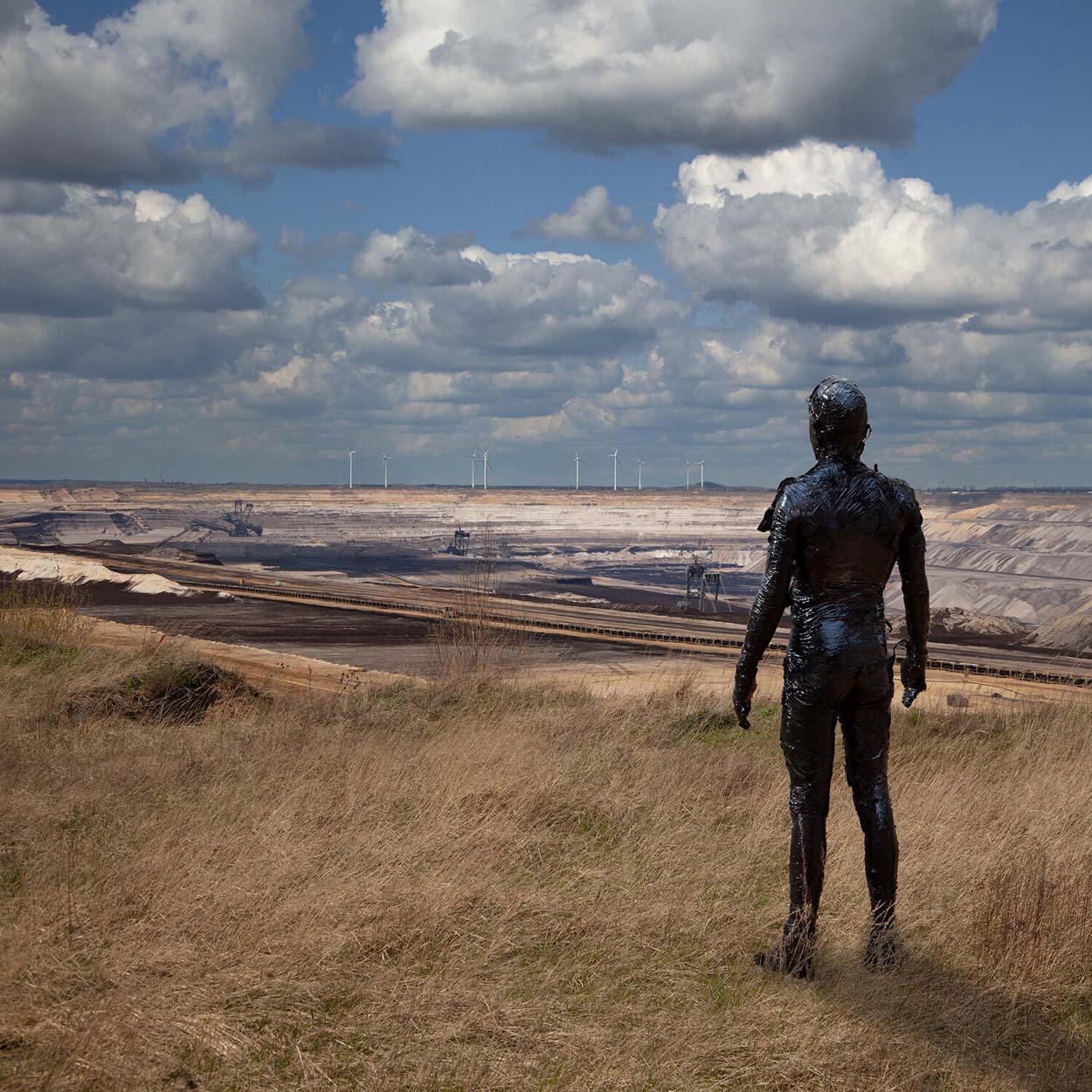 Der Plastik-Mensch steht am Rand des Braunkohletagebaus Garzweiler 2. Bild: Hendrik Müller Fotokunst