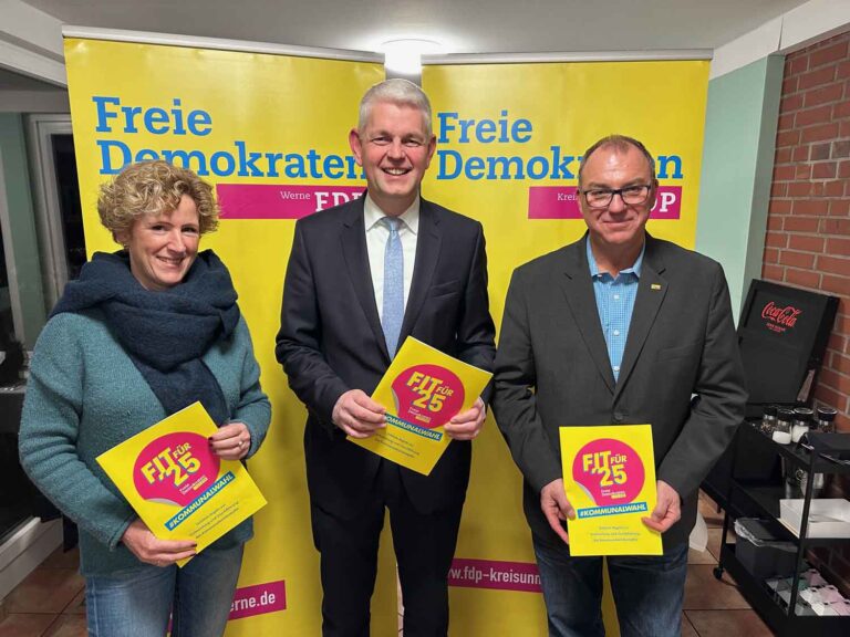 Christoph Dammermann (mitte) wird von Claudia Lange (Fraktionsvorsitzende) und Artur Reichert (Ortsverbandschef) und dem Parteitag als FDP-Kandidat für die Bürgermeisterwahl 2025 ins Rennen geschickt. Fotos: FDP Werne