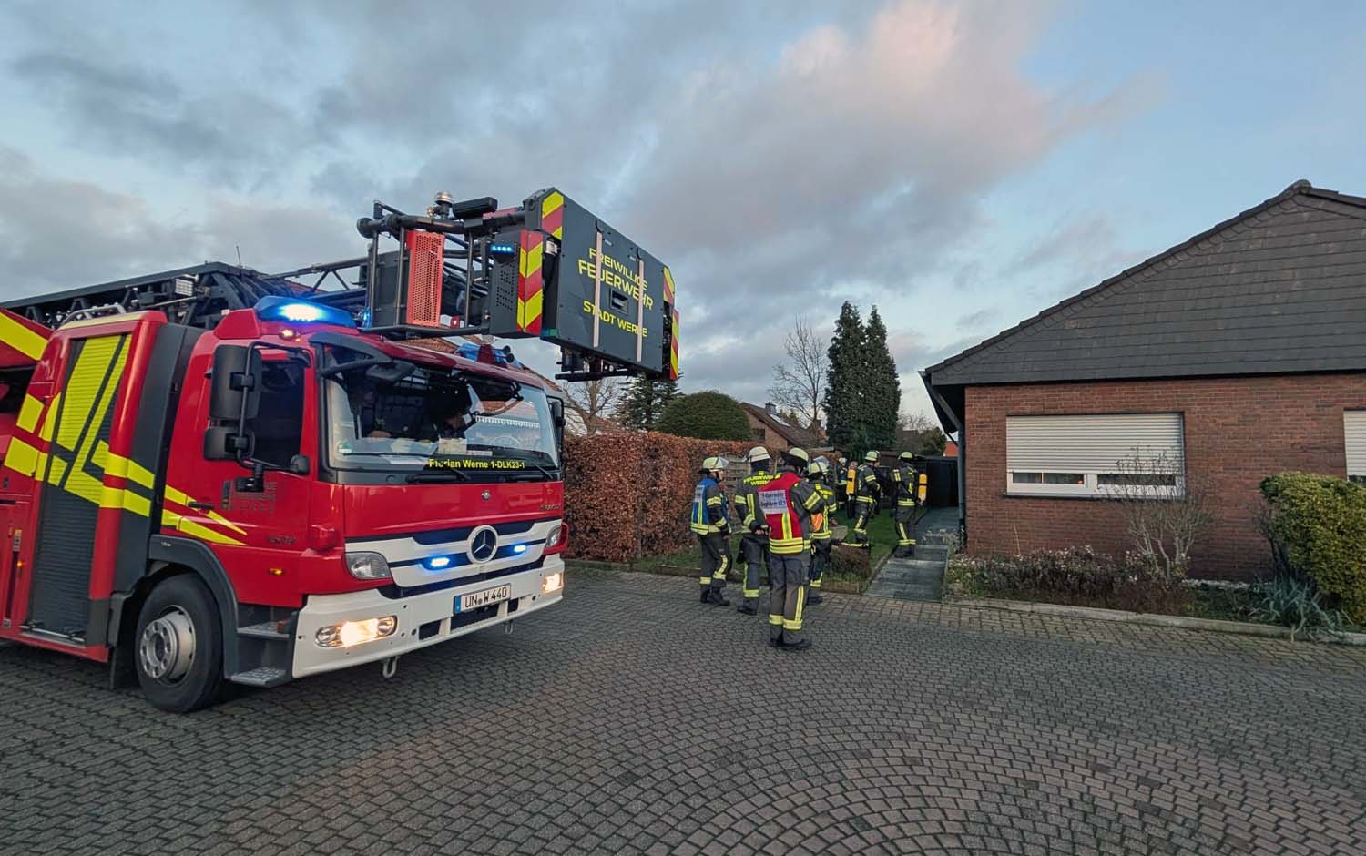 Die Drehleiter musste zum Glück nicht eingesetzt werden. Dank des schnellen Einsatzes der Freiwilligen Feuerwehr blieb der Schaden in der Schottlandstraße auf ein Minimum begrenzt. Fotos: FFW