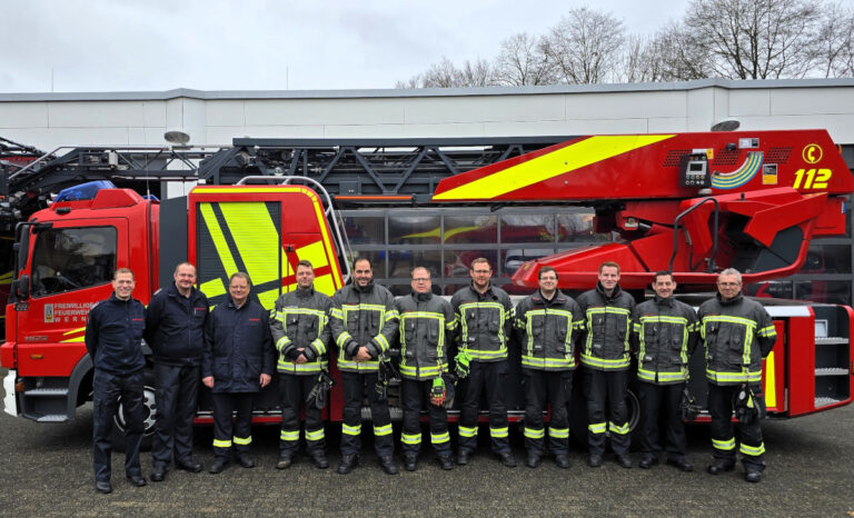 Die Ausbildung zu neuen Drehleiter-Maschinisten haben sechs Feuerwehrleute erfolgreich absolviert: Das Bild zeigt von links Tobias Tenk, Sven Schubert, Thomas Temmann (Feuerwehrleitung), die Teilnehmer Tobias Westermann, Denil Pellinger, Jens Brendel, Lars Brockmann, Mathias Urbanzyk, Robin Nolting sowie die Ausbilder Thorsten Friedrich und Michael Böckenholt. Foto: Freiwillige Feuerwehr Werne