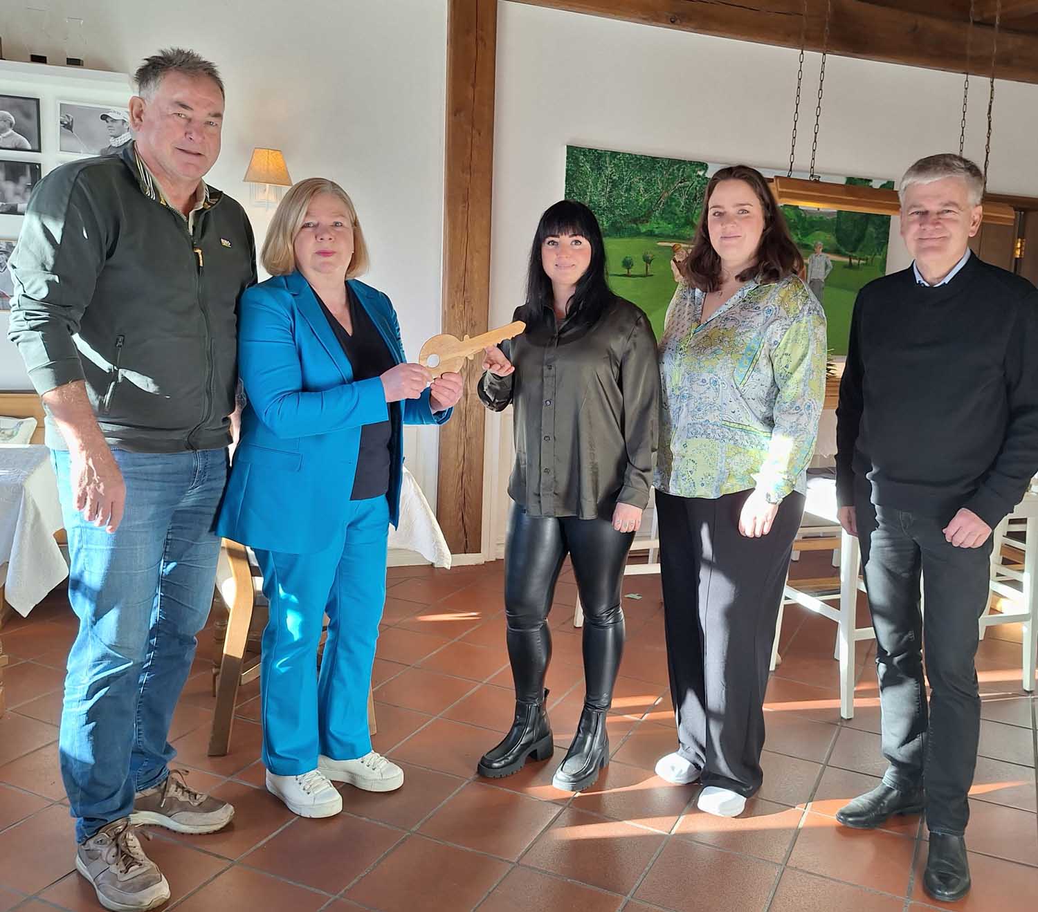 Schlüsselübergabe mit (von links) Ulrich Paschedag, Gaby Ledendecker, Chrissie Koch, Anne Wacker und Benedikt Striepens. Foto: Verein