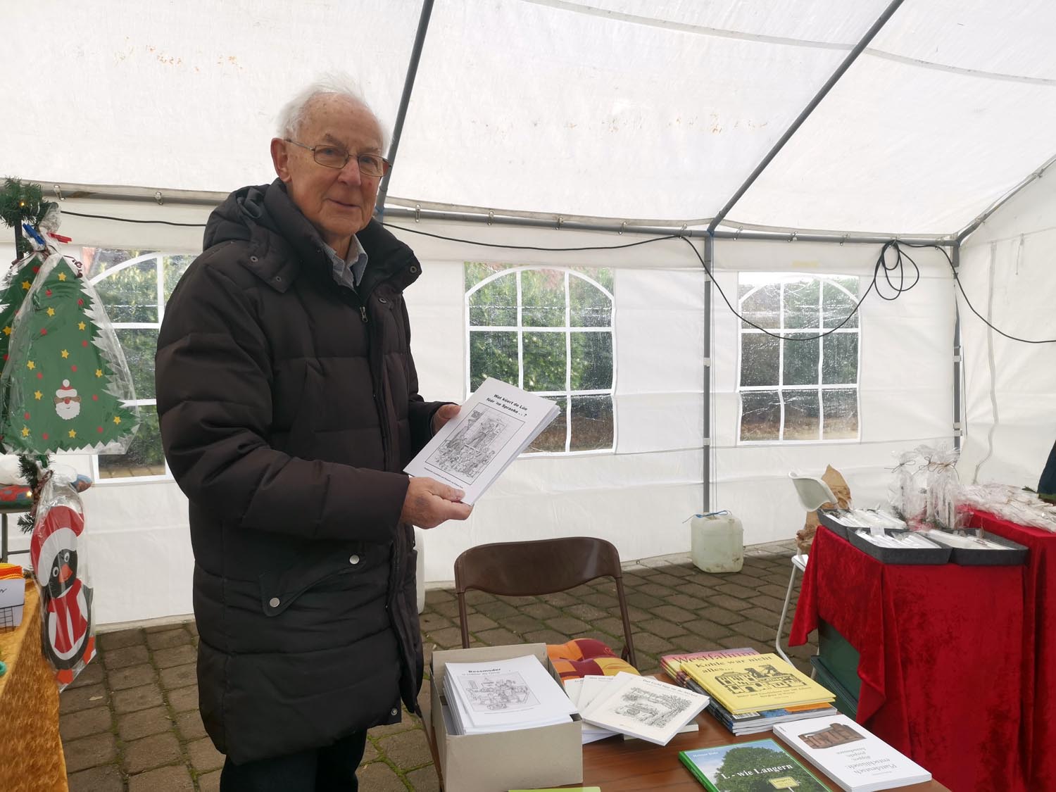 Helmut Holz präsentierte sein neuestes Buch auf dem Weihnachtsmarkt in Langern. Foto: Johanna Glowacki