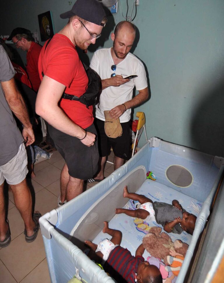 Seit drei Jahren versorgt der Verein „Hilfe für Senegal“ auch ein Heim, in dem Babys aufgenommen werden. Auch dieses Heim wird mit Babykleidung versorgt. Foto: privat