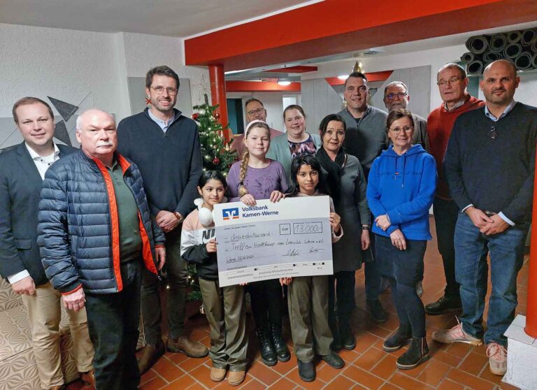 Vertreter des Lions Club Werne an der Lippe überreichten den symbolischen Spendenscheck an die Quartierstreff-Verantwortlichen. Foto: Wagner